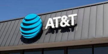 AT&T Stock Tanks 7% as Free Cashflow Tanks and Wireless Growth Slows in Q1 2023