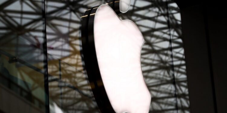Apple Boots a Half-Million Developers From Official App Store