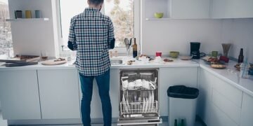 Dishwasher or sink? Experts agree that using the dishwasher is more efficient than doing the washing up by hand