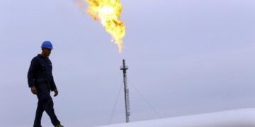 Oil treads water as U.S. debt talks pause; Crude still up on week