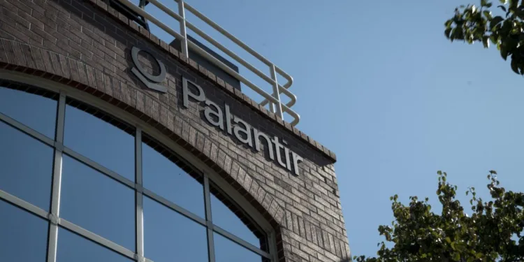 Palantir Gains After Posting Rosy Forecast, Touting Demand for AI Tools