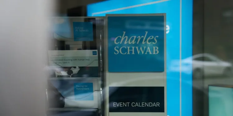 Schwab Began Hedging Interest-Rate Risk With About $3.9 Billion in Derivatives