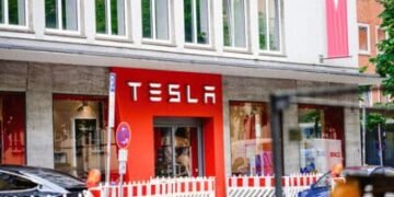 Tesla Shares Print Mild Gains as Elon Musk Is Set to Step Down as Twitter CEO