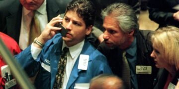 Timing the market isn't easy during a debt-ceiling showdown. Investors should stick to this strategy instead.