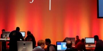 UBS maintains Salesforce Inc at 'neutral' with a price target of $220.00