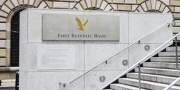 US Officials in Urgent Talks to Rescue First Republic Bank