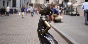 US Stock Indices Plummet as Fed Raises Interest Rate for 10th Time