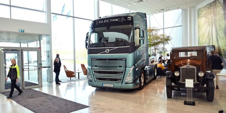 Volvo Sells 1,000 Battery-Electric Trucks, Makes Hydrogen Progress