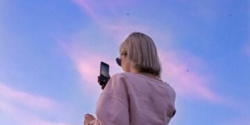 Gen Zers and Millennials Thrive with a 6 PM Workday. Would You?