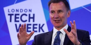 Hunt tells ministers to quicken adoption of AI to boost economy