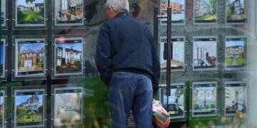 Two-year UK mortgage rate rises above 6%