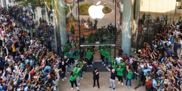 Apple Stock Defies Weak Sales, Anemic Earnings To Rise