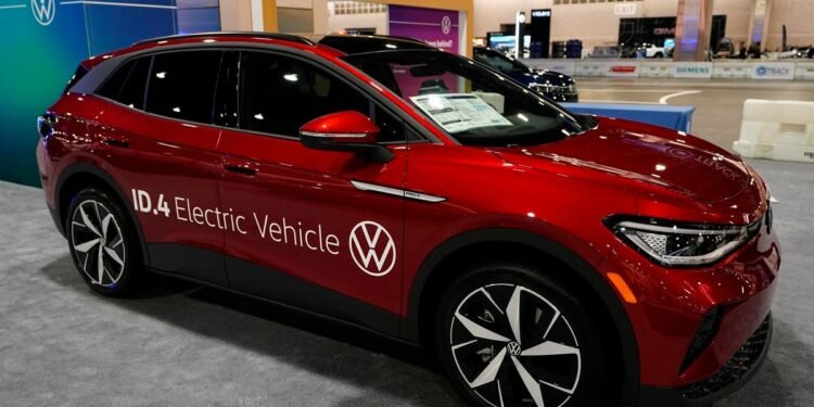 Europe's Auto Sales Accelerate As Investors Eye Economy Threats, China