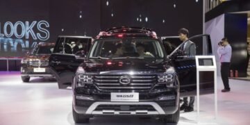 Mitsubishi suspends China production as car sales plunge