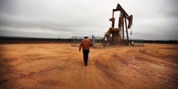 Slowdown in US shale patch spreads to oil services industry