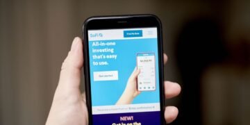 SoFi Reports Earnings Today. What to Expect.