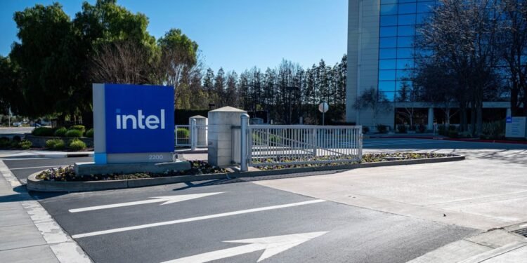Intel to Accelerate Arizona Fab Build Out After Getting Large Customer Order