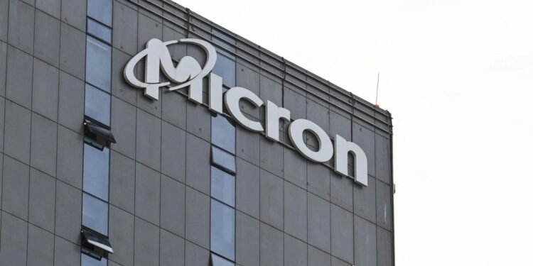 Li Lu Dumps Micron Technology, Adds To East West Bancorp