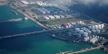 Oil prices rise 1% as US inventory data show robust demand By Reuters