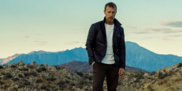The Black Waxed Canvas Jacket You'll Wear Everywhere This Fall + 3 Outfits