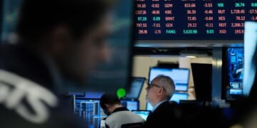 US stocks fall after erasing earlier gains as Apple sells off on earnings