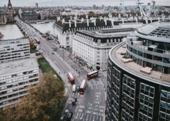 12 Best Online Stock Brokers in the UK for 2023 • Benzinga
