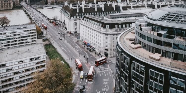 12 Best Online Stock Brokers in the UK for 2023 • Benzinga