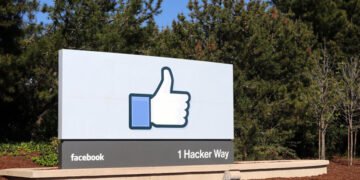 Auto union chief Shawn Fain quotes Malcolm X, shines on Facebook as takes on Detroit Three By Reuters