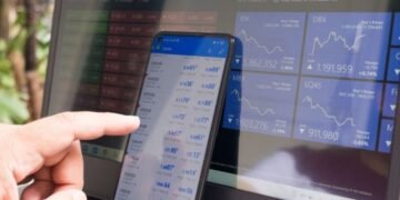 Technical Analysis vs. Fundamental Analysis in Forex
