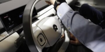 Unprofitable China EV Maker Nio Unveils Phone for Drivers
