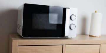 Use the 'Two-Minute Rule' When Microwaving Food With a Paper Towel