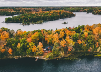 15 Best Airbnbs for Enjoying Fall Foliage, From Vermont to Colorado