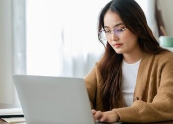 5 Common Email Phrases You Should Never Use At Work