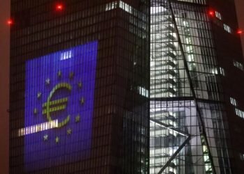 European shares rise on healthcare boost, retreating bond yields By Reuters