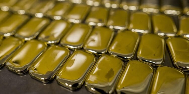 Gold Falls From Above $2,000 as Israel Starts Ground Offensive