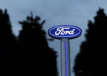UAW leaders push ahead with Ford contract as GM talks drag By Reuters