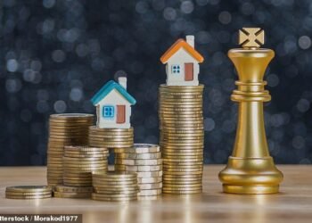 Cash is king: One in three house sales in 2023 involved cash buyers, according to Hamptons and Zoopla