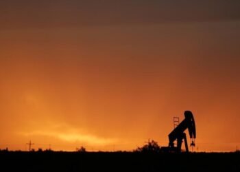 Oil falls on weak demand outlook in US and China, Fed hedging By Reuters