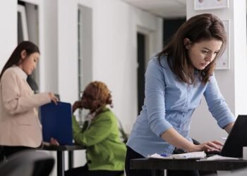 5 Reasons Why You Aren't Making Friends At Work