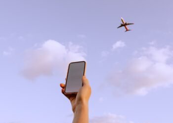 10 Lightweight Smartphone Accessories You Should Be Traveling With