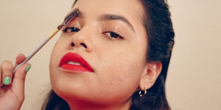 So wachsen deine Augenbrauen voller & schöner nach