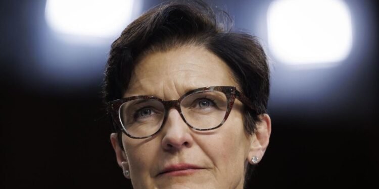 Warren Buffett Tells Citi CEO to Continue Overhaul, Reuters Says