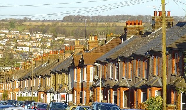 The increase pushed the average asking price to £368,118, which is still £4,776 below the peak recorded in May 2023