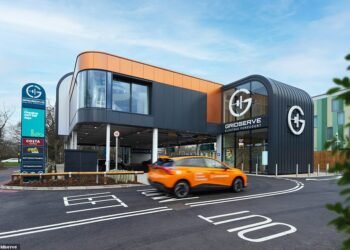Covered charging at Gatwick Gridserve is available 24/7 365 days of the year, with a direct customer service phoneline (no chatbots here) and 'EV gurus' on hand to help you out
