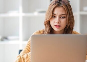 Job Posting Scams: 6 Warning Signs A Job Is Fake