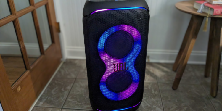 Review: The JBL PartyBox Stage 320 Is the Only Speaker I Want for My Parties