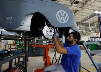 Volkswagen recalling 307,000 vehicles over air bag sensor wiring By Reuters