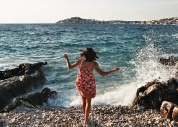 7 Essentials To Help With Migraines While You're Traveling