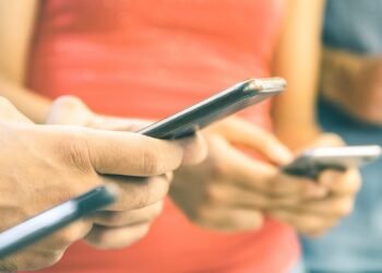 4 Reasons to Buy a Used Cell Phone