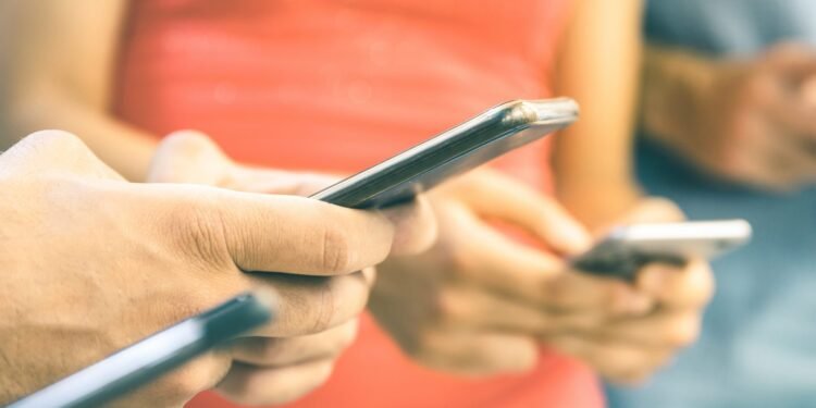 4 Reasons to Buy a Used Cell Phone